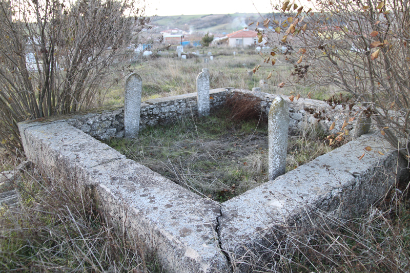 Ayvalı Köyü Mezarlığı